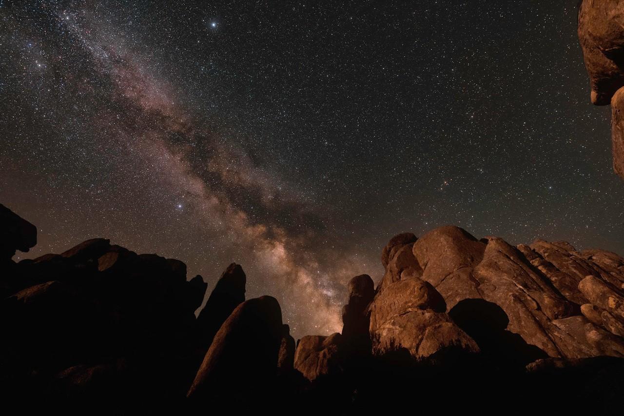 Cielo nocturno con constelaciones y asterismos