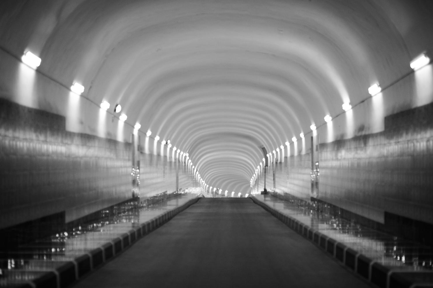 Túnel de carretera moderno con sistemas de iluminación LED eficientes para mejorar la seguridad vial y reducir el consumo energético.