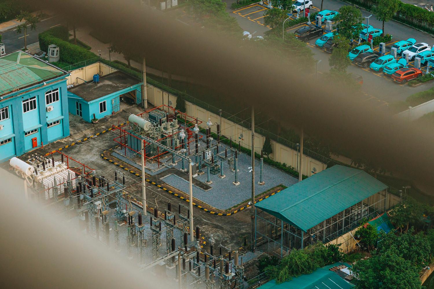 Vista cenital de una subestación eléctrica urbana, pieza clave en la infraestructura de las redes inteligentes o Smart Grids.