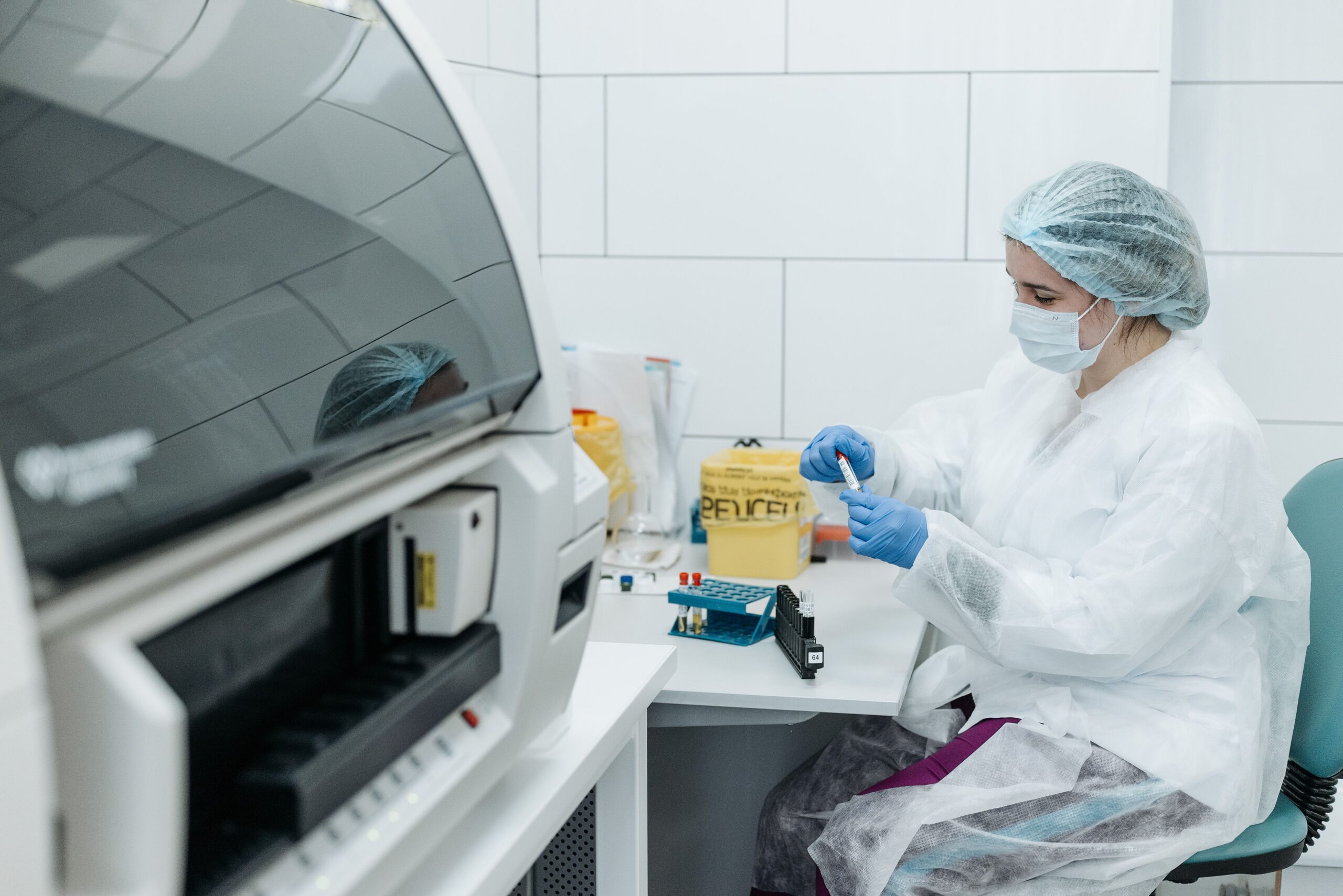 Científico en un laboratorio analizando muestras biológicas, representando la investigación genómica y la búsqueda de una psiquiatría de precisión.