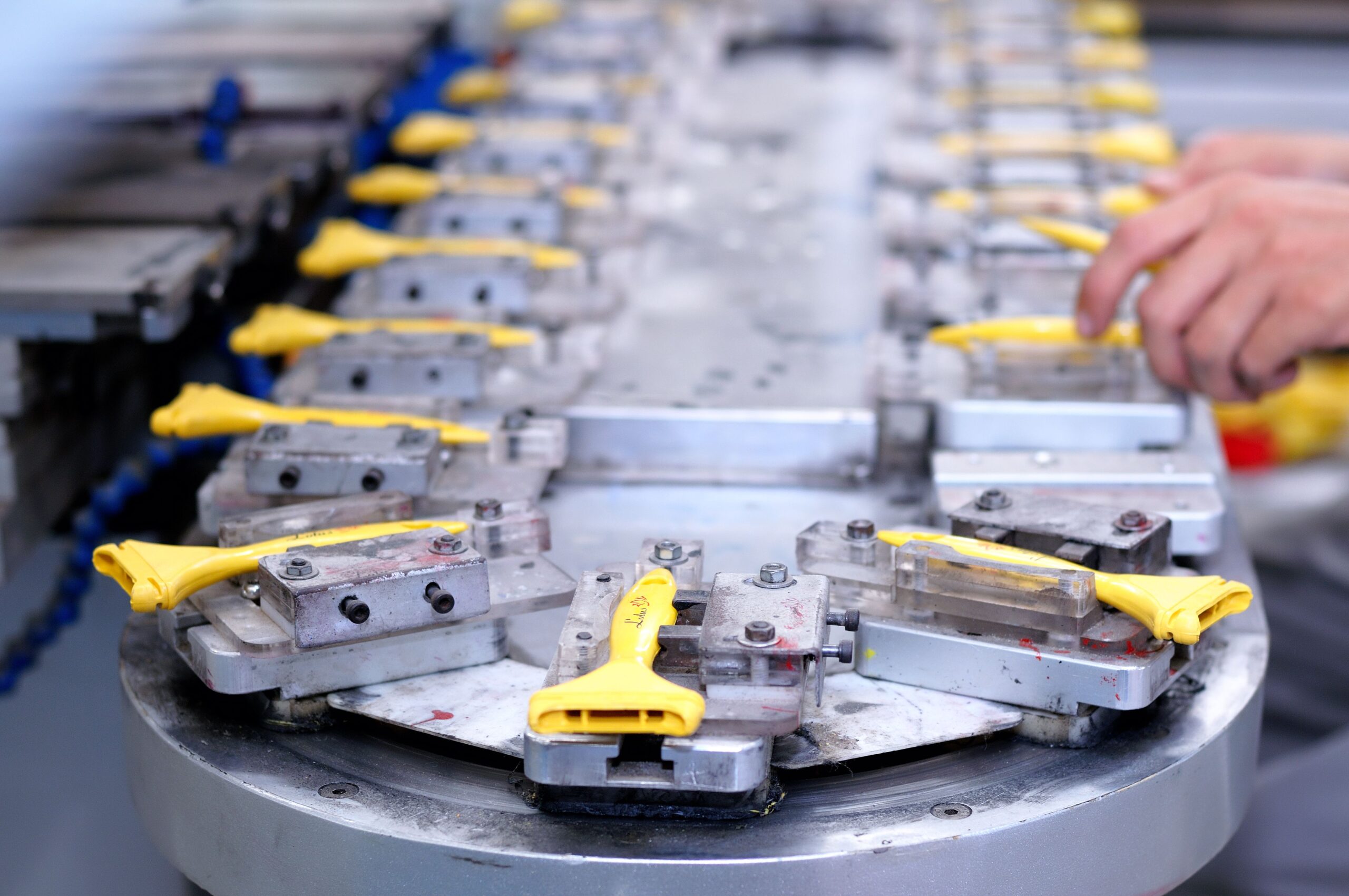 Línea de producción industrial de componentes plásticos de precisión, representando los procesos de fabricación de polímeros avanzados.