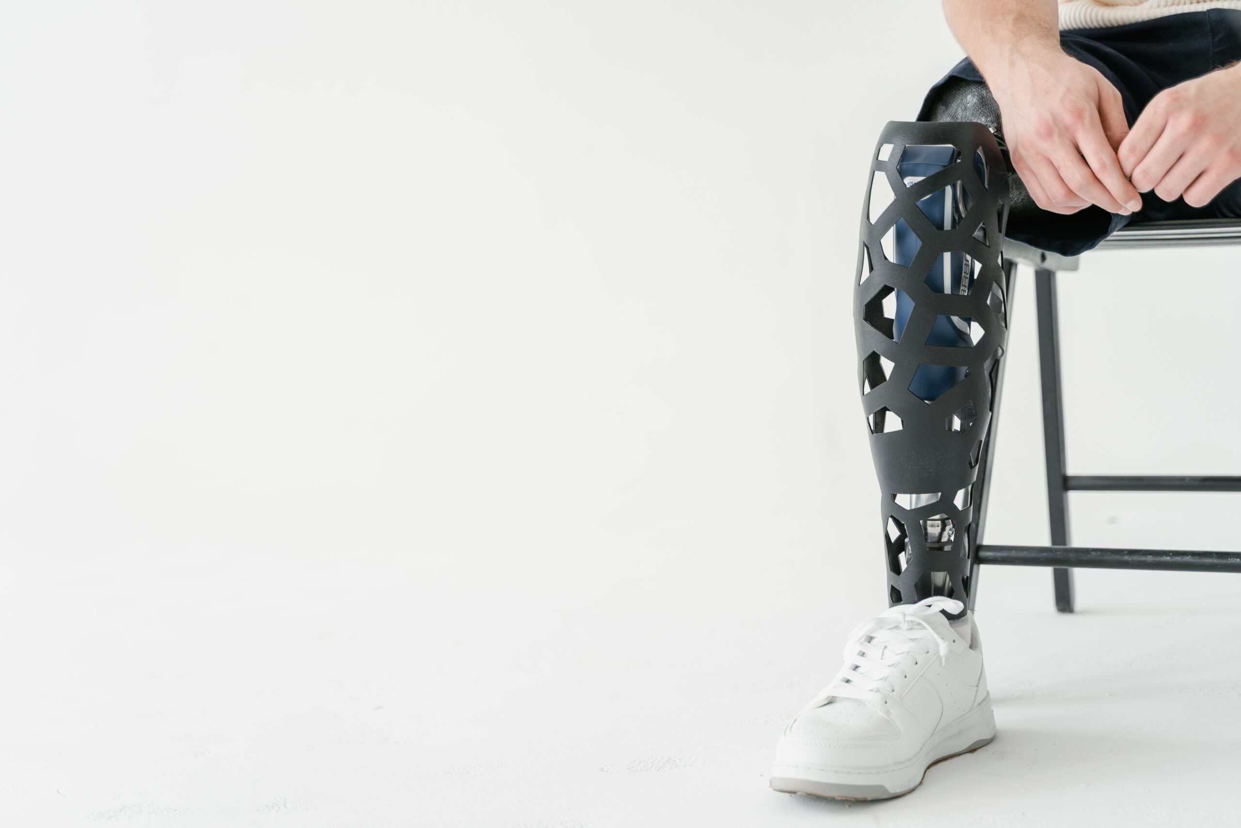 Diseño de prótesis médica avanzada mediante tecnologías de impresión 3D, ejemplificando el uso de polímeros como el PEEK en el sector salud.