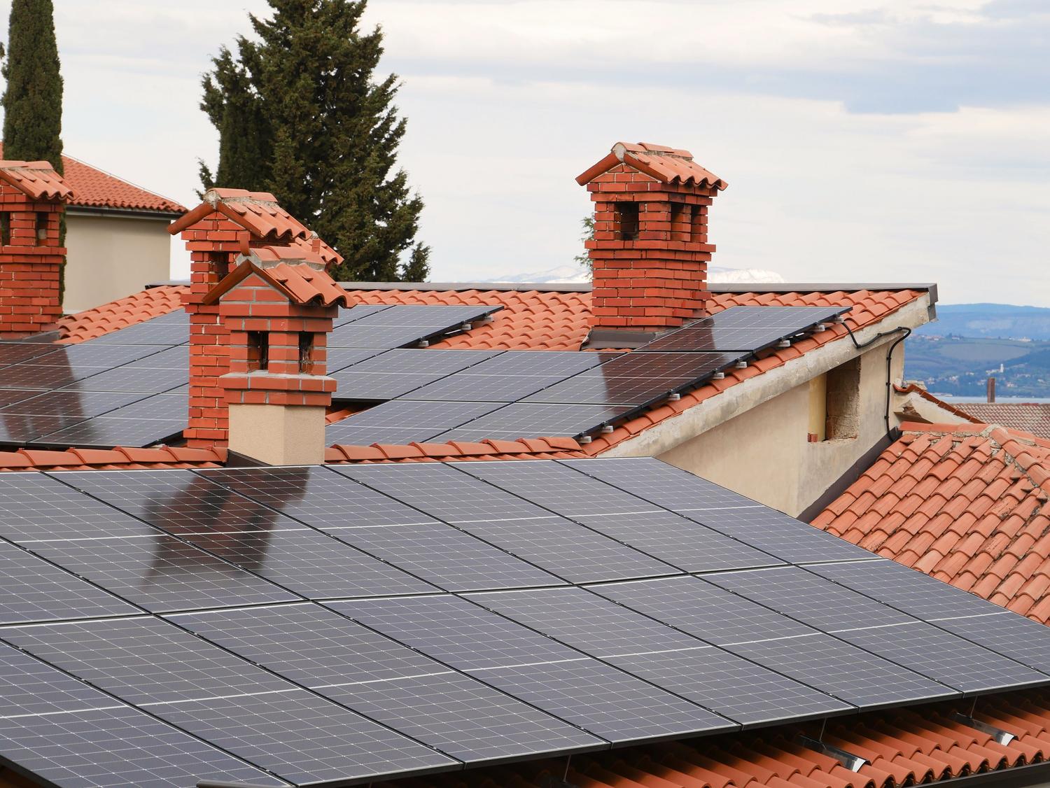 Paneles solares instalados en tejados residenciales, ilustrando la generación distribuida y la autonomía energética doméstica.