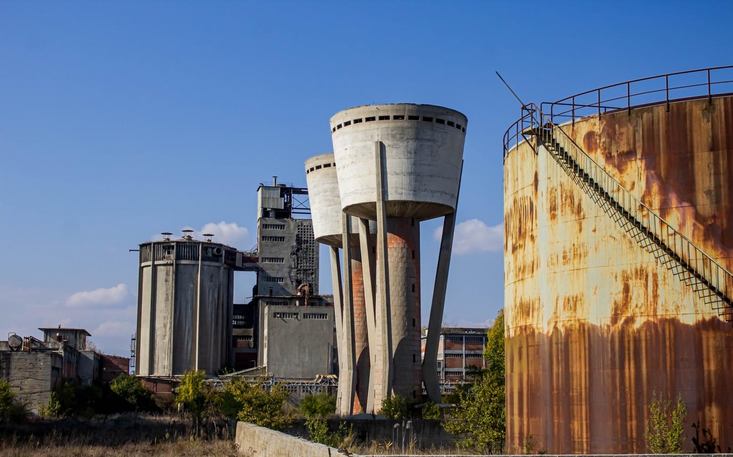 Instalación industrial antigua y oxidada que representa el deterioro del parque industrial y la necesidad de modernización.