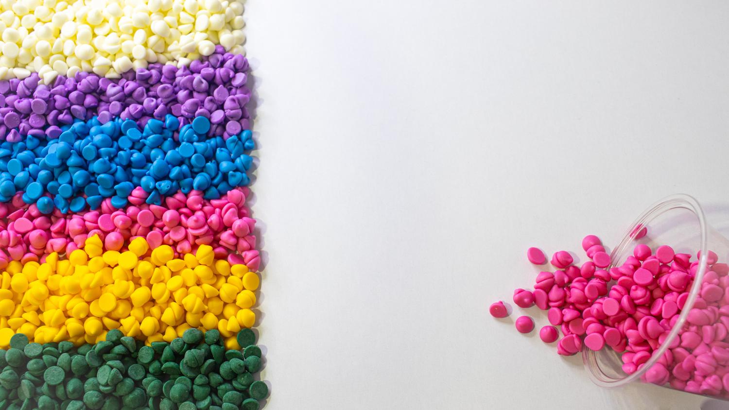 Pellets de plástico reciclado de colores, utilizados como materia prima para la creación de polímeros técnicos.