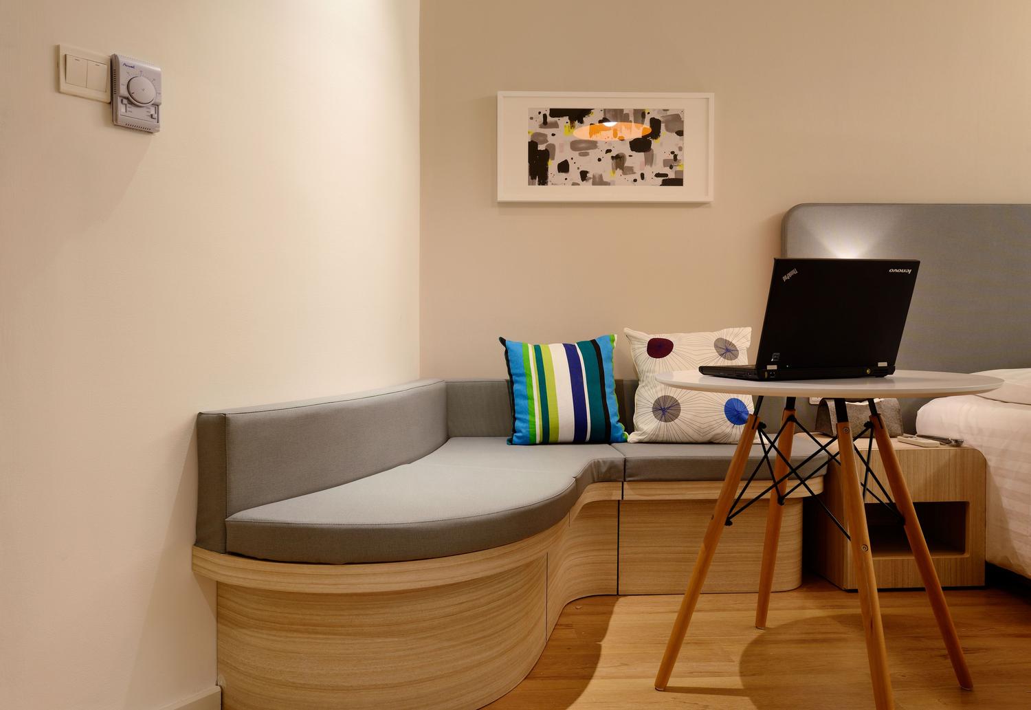 Habitación de hotel moderna y minimalista que refleja la atmósfera de confort lograda mediante una climatización inteligente.