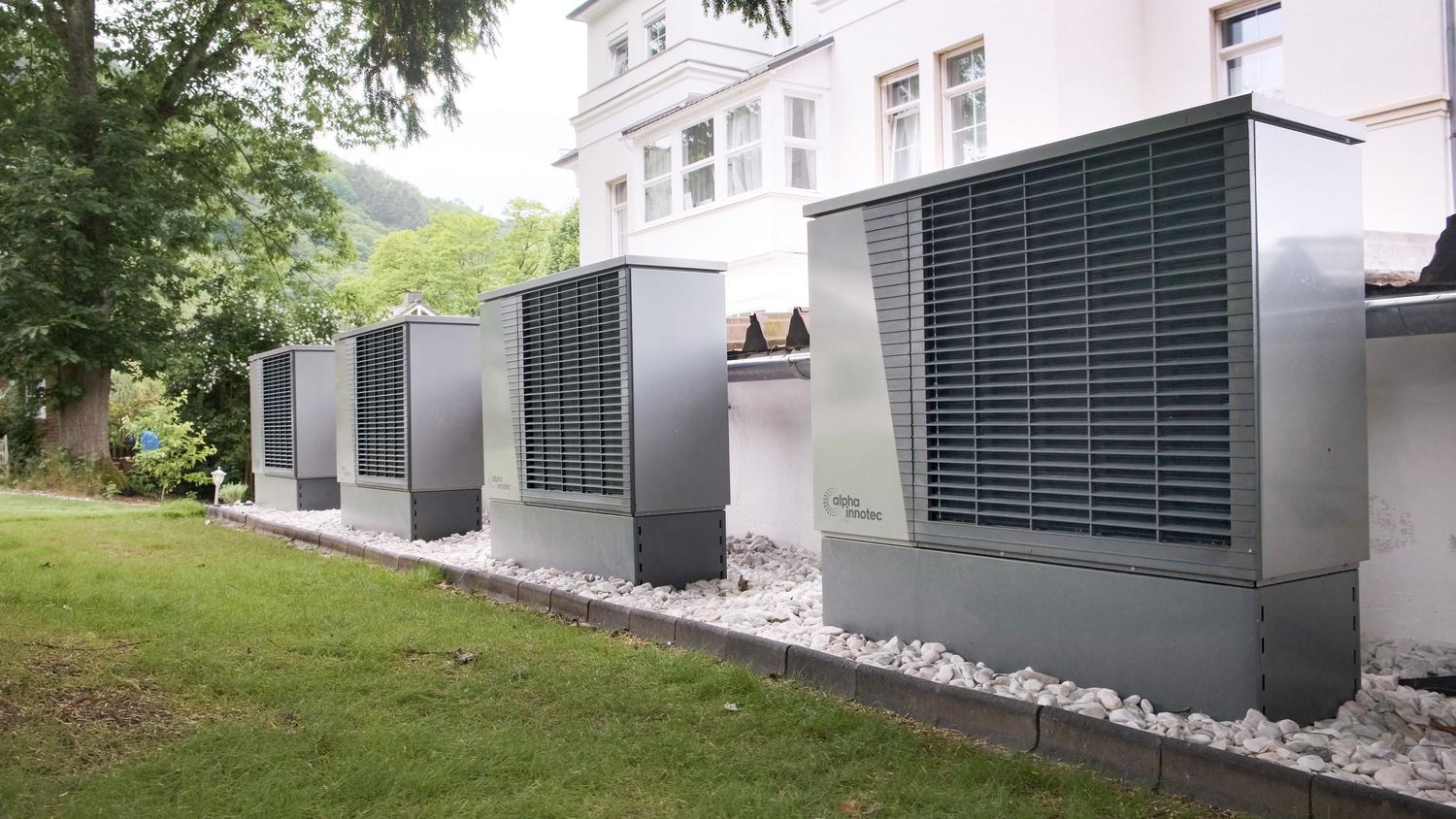 Bombas de calor exteriores para sistemas de aerotermia, representando la sostenibilidad energética en el sector hospitality.