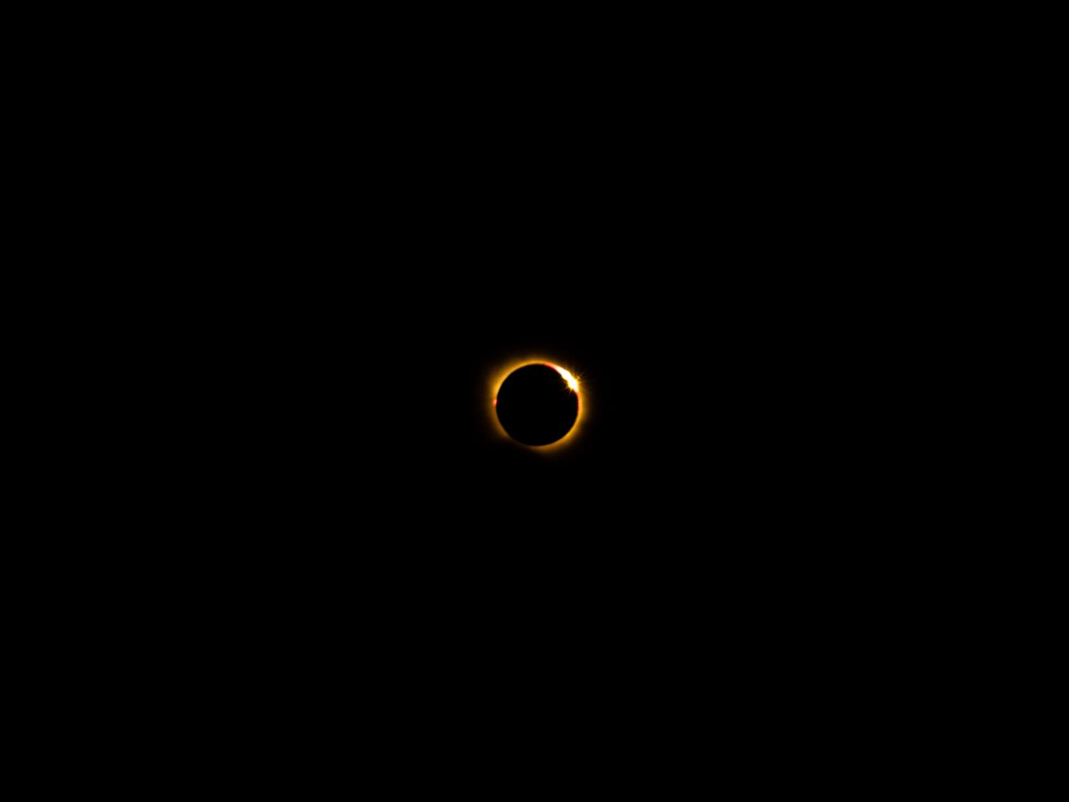 Fase del Anillo de Diamantes durante un eclipse solar, capturando el momento crítico para la cronometría en la cartografía de la trayectoria de la sombra.