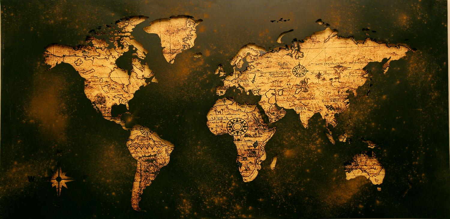 Mapa mundi antiguo sobre pergamino envejecido que evoca la era de la cartografía clásica y la medición de la longitud a través de la astronomía.