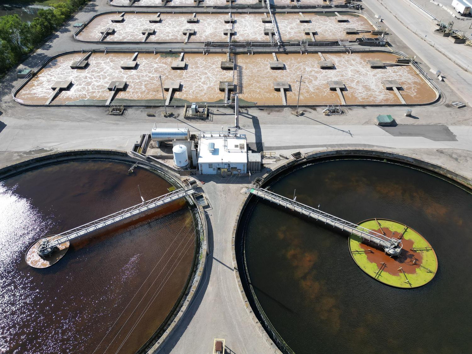 Planta de tratamiento de aguas industriales con tanques circulares para la depuración de lixiviados.