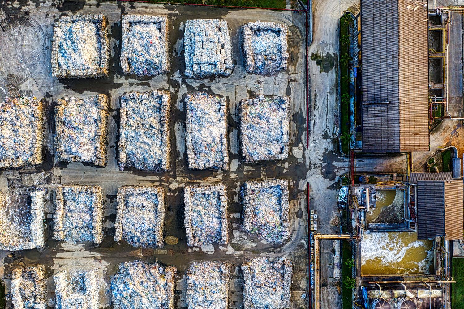 Vista aérea de una planta de gestión de residuos industriales y tratamiento de efluentes. Vista aérea de una planta de gestión de residuos industriales y tratamiento de efluentes.