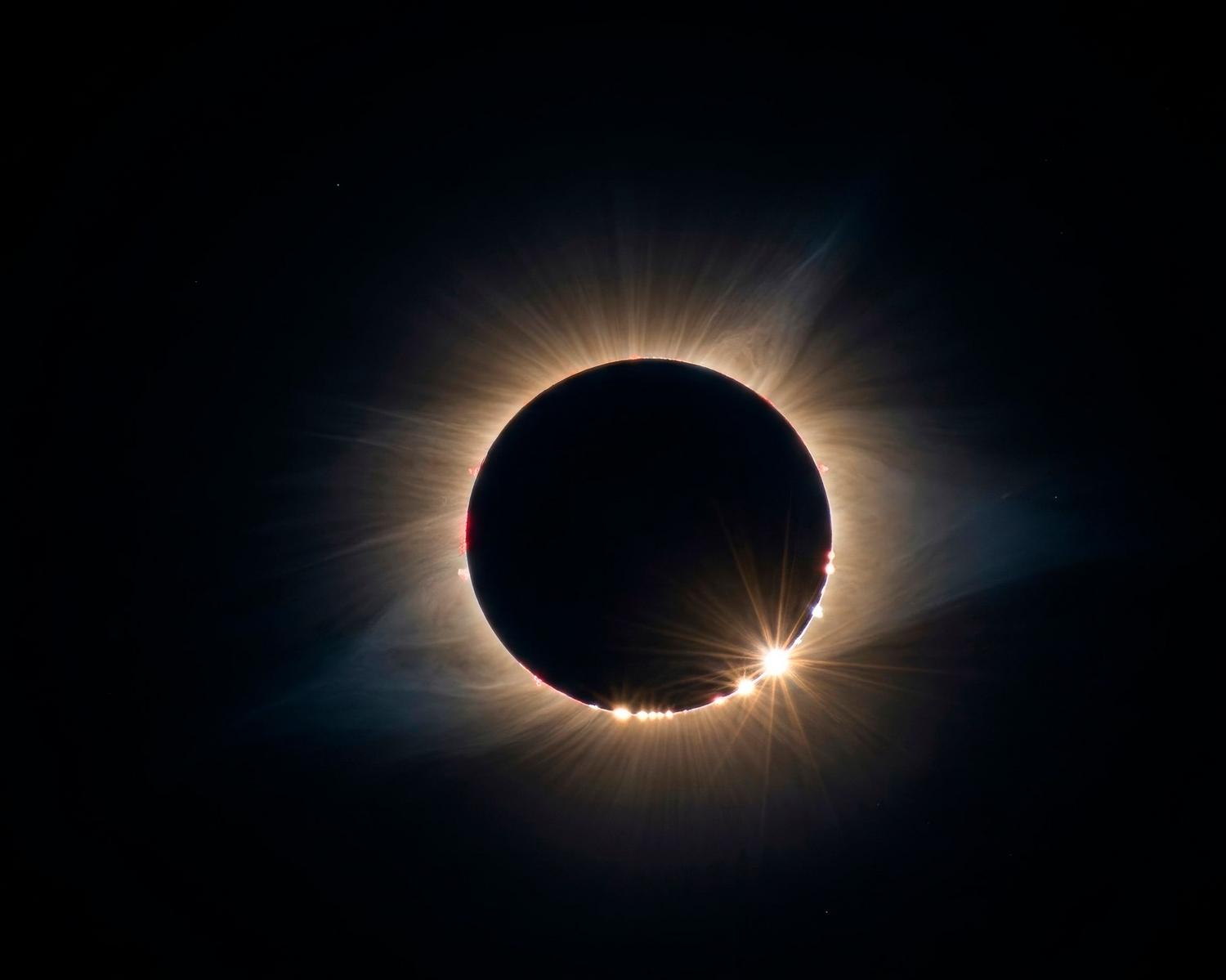 Fenómeno de las perlas de Baily y el anillo de diamante durante la fase de transición de un eclipse solar total.