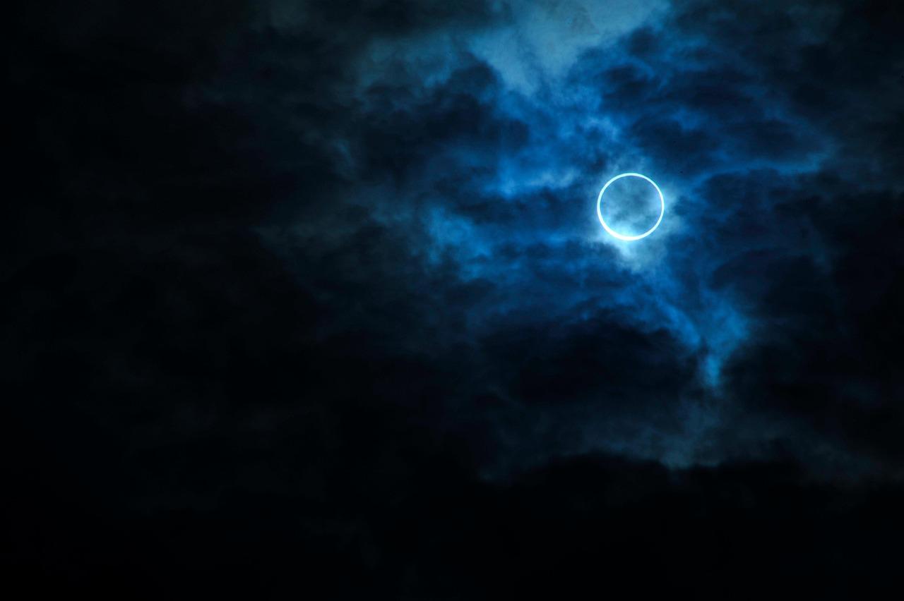 Eclipse solar anular creando el espectacular efecto de anillo de fuego en el cielo.