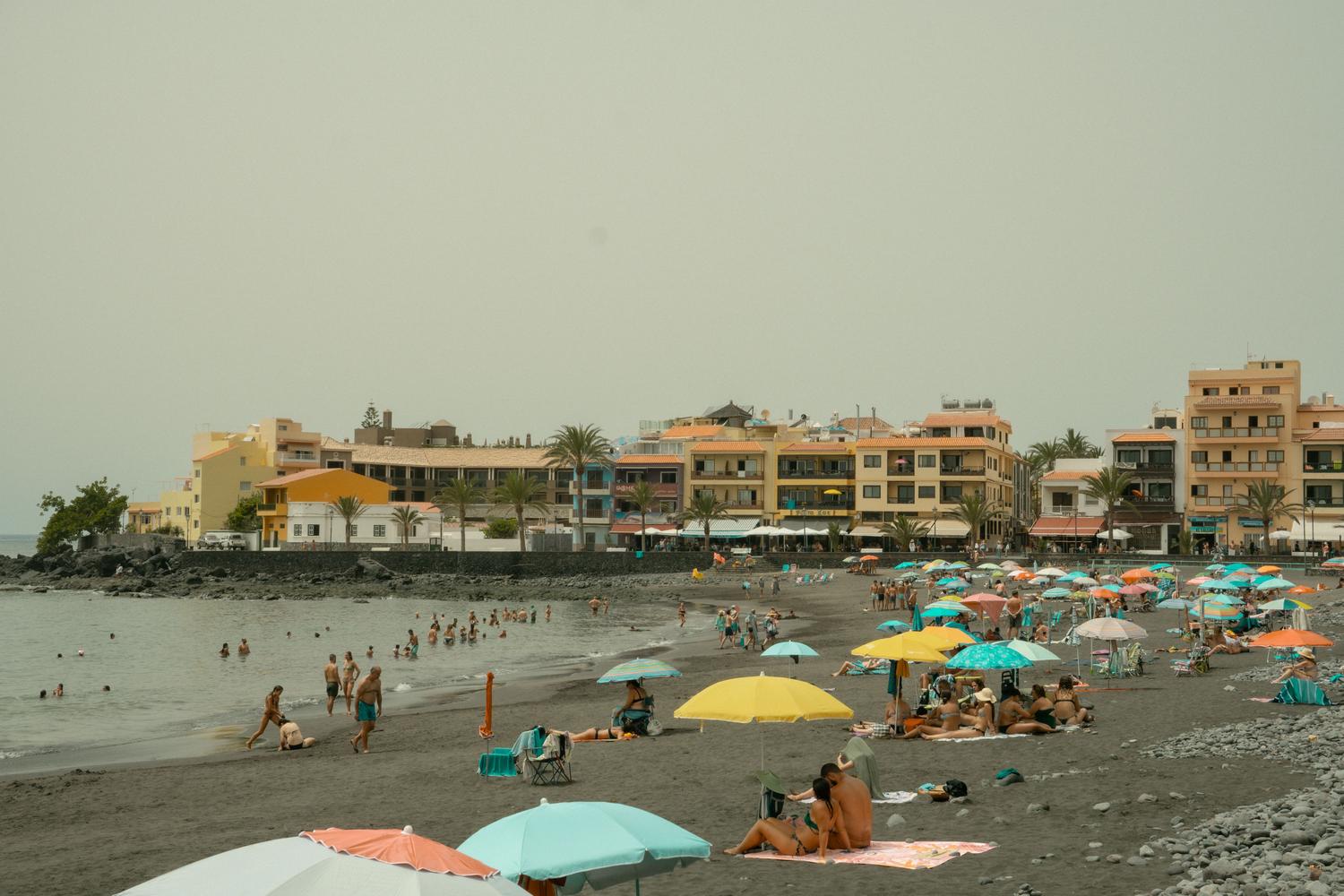 Playa de arena negra volcánica en Valle Gran Rey, Islas Canarias, ejemplo de la erosión de materiales volcánicos. Playa de arena negra volcánica en Valle Gran Rey, Islas Canarias, ejemplo de la erosión de materiales volcánicos.