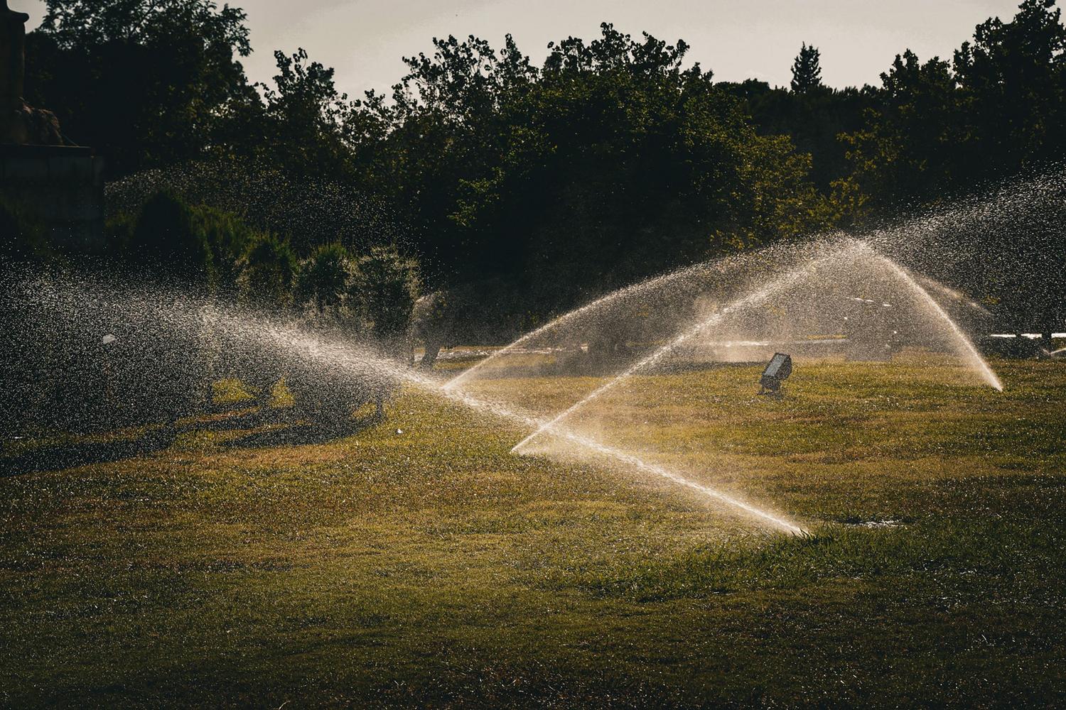 Sistema de riego automático en un parque urbano, ejemplificando uno de los usos permitidos del agua regenerada. Sistema de riego automático en un parque urbano, ejemplificando uno de los usos permitidos del agua regenerada.