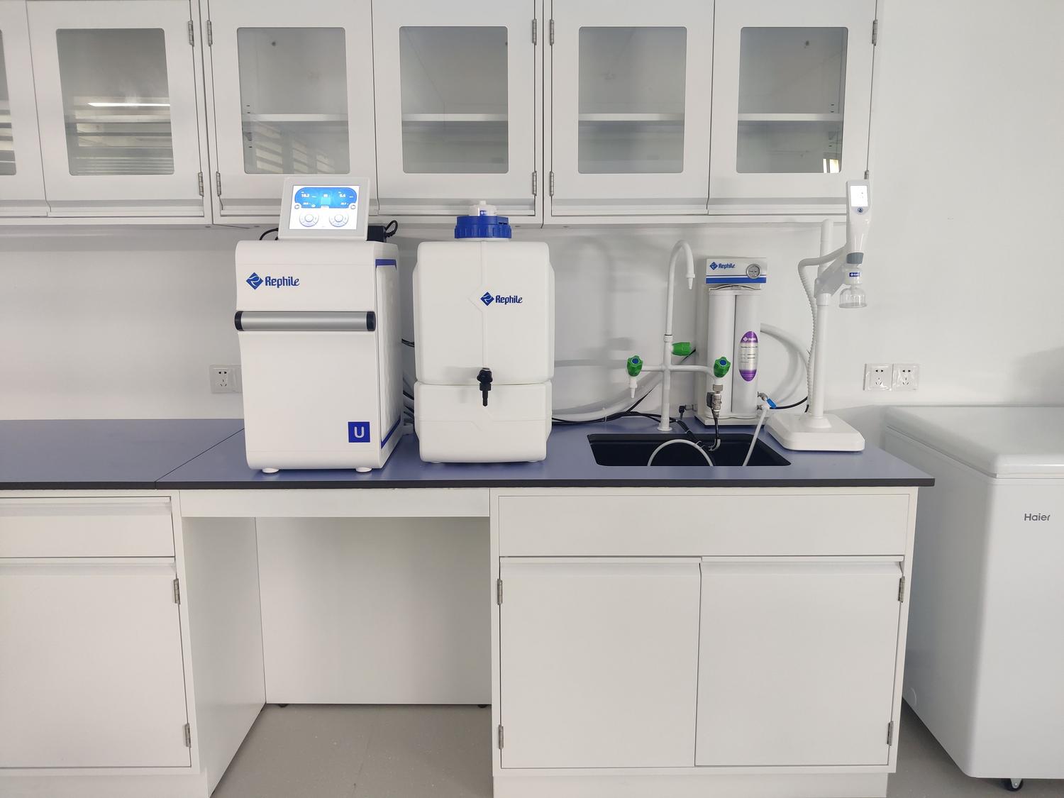 Sistema de purificación de agua de alta tecnología en un entorno de laboratorio profesional para garantizar la máxima pureza.