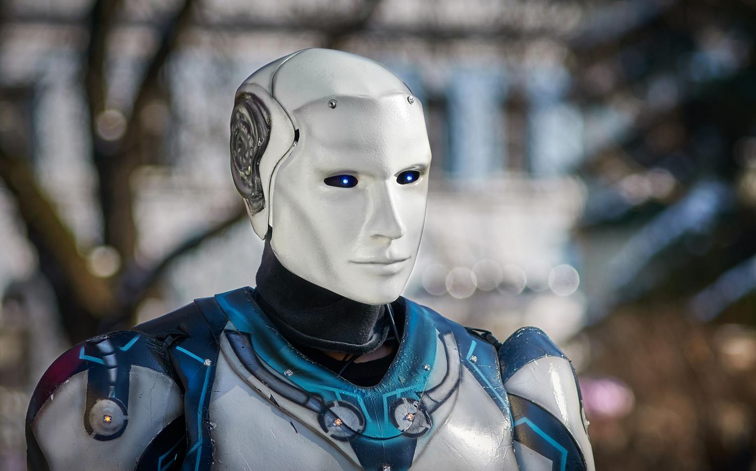 Primer plano de la cabeza de un robot humanoide con ojos azules brillantes, representando la inteligencia artificial y la cognición.