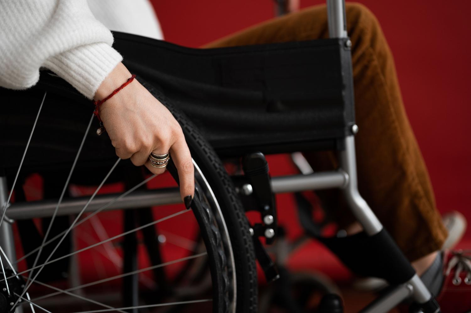 Mujer en silla de ruedas durante su proceso de recuperación y rehabilitación física.
