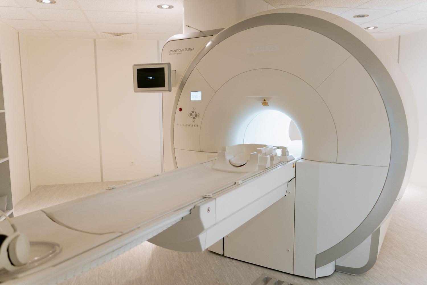 Escáner de resonancia magnética moderno en una sala de hospital, herramienta clave para detectar anomalías en el cuerpo calloso.