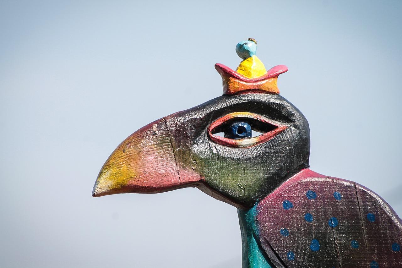 Talla de madera tradicional de un ave, representando la presencia de los pájaros en el arte popular y el patrimonio cultural. Talla de madera tradicional de un ave, representando la presencia de los pájaros en el arte popular y el patrimonio cultural.