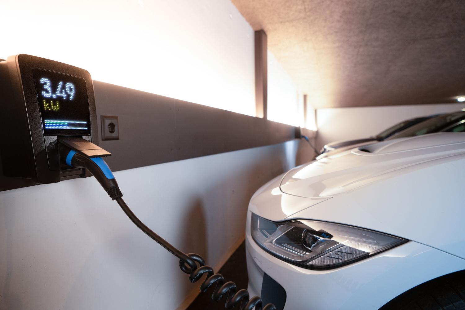 Coche eléctrico cargando en una estación, ilustrando la aplicación final de los packs de baterías de alta capacidad