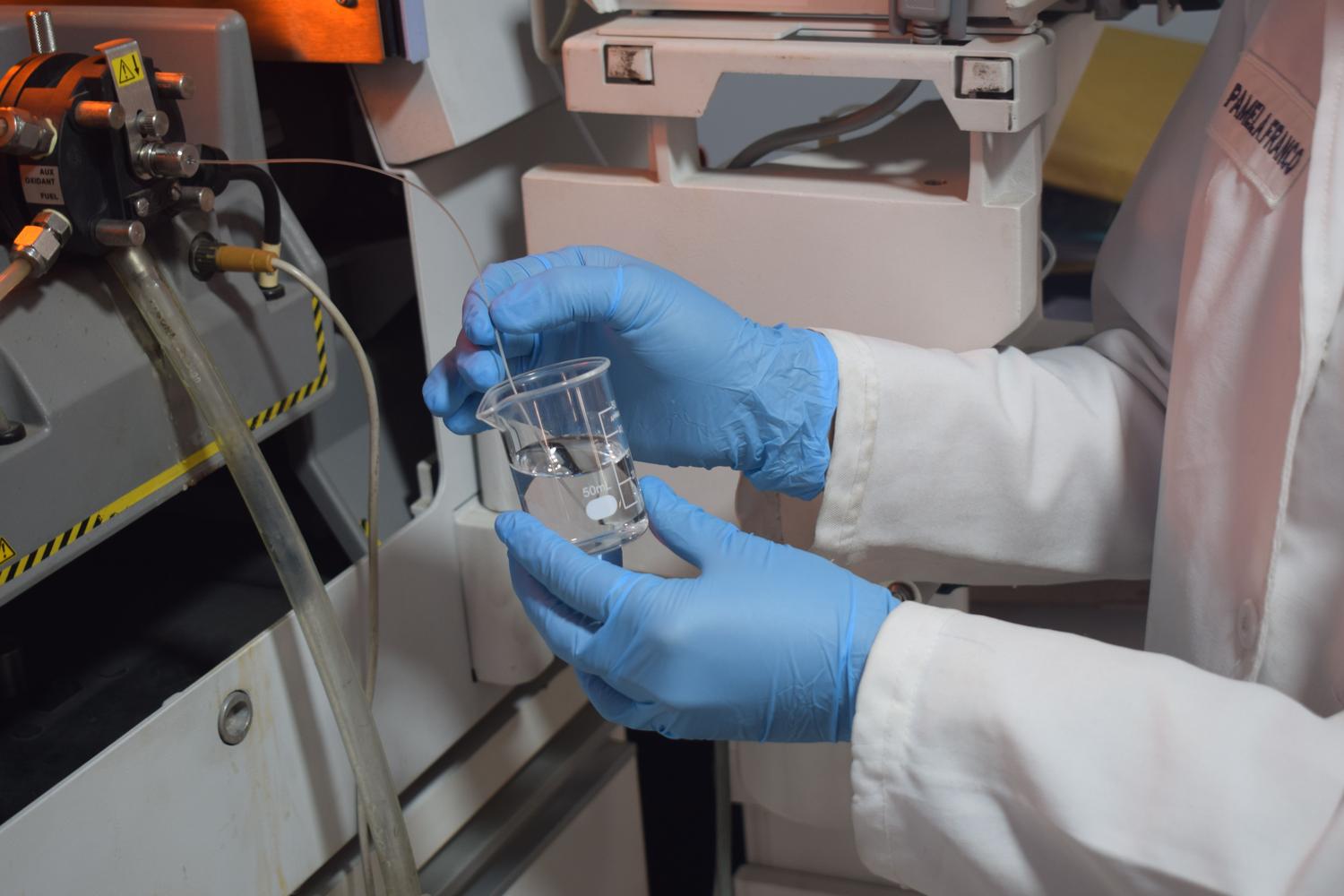 Científico realizando un análisis de calidad química del agua en un laboratorio profesional.