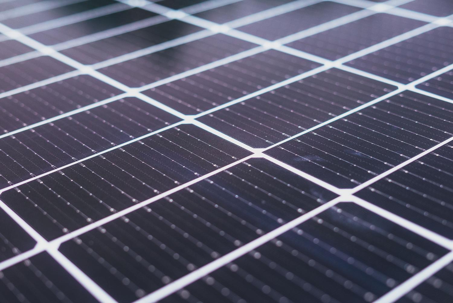 Primer plano detallado de la superficie de un panel solar, representando la evolución tecnológica hacia módulos n-type y TOPCon.