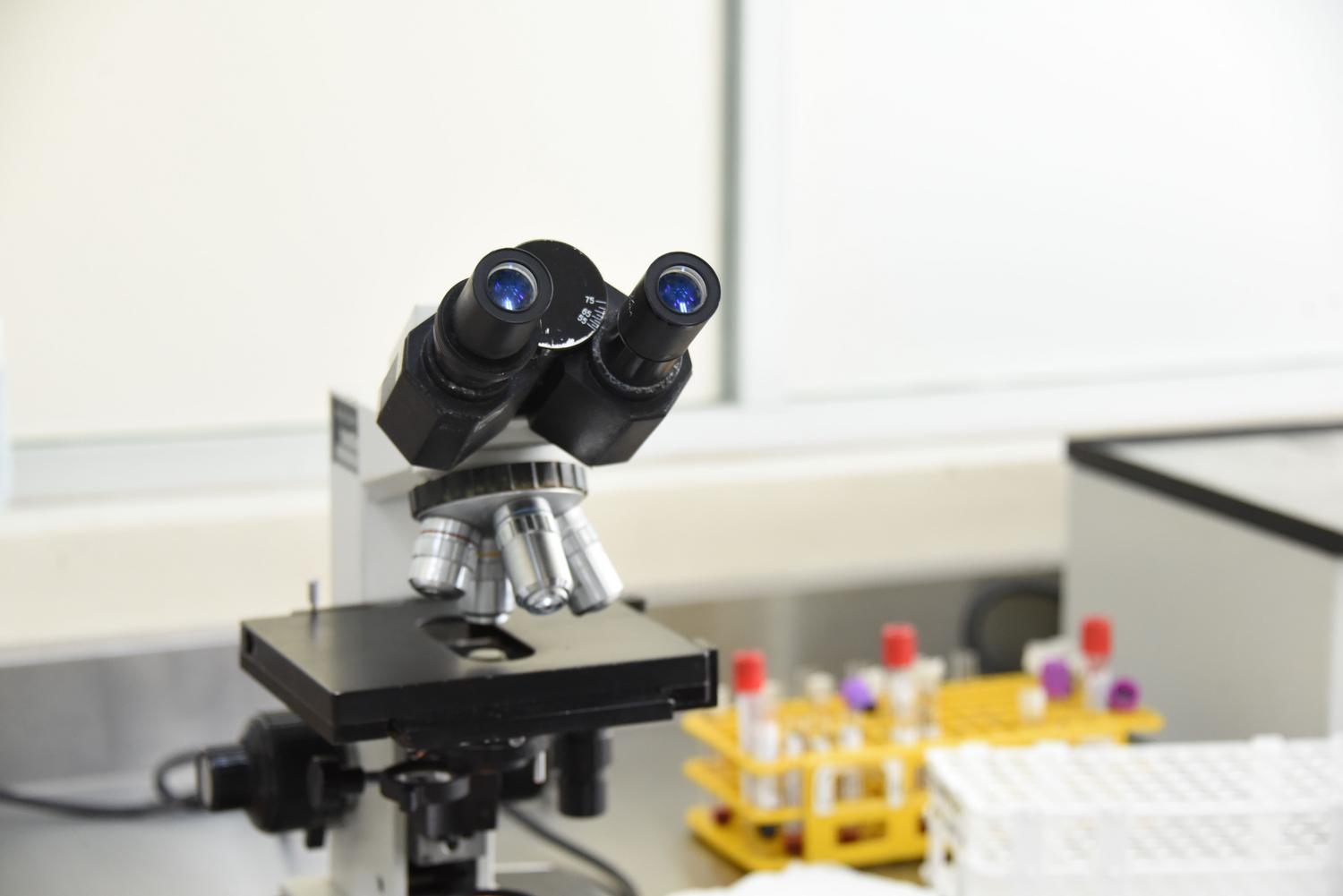 Microscopio de laboratorio profesional utilizado por patólogos para realizar el diagnóstico diferencial de tumores oncocíticos.