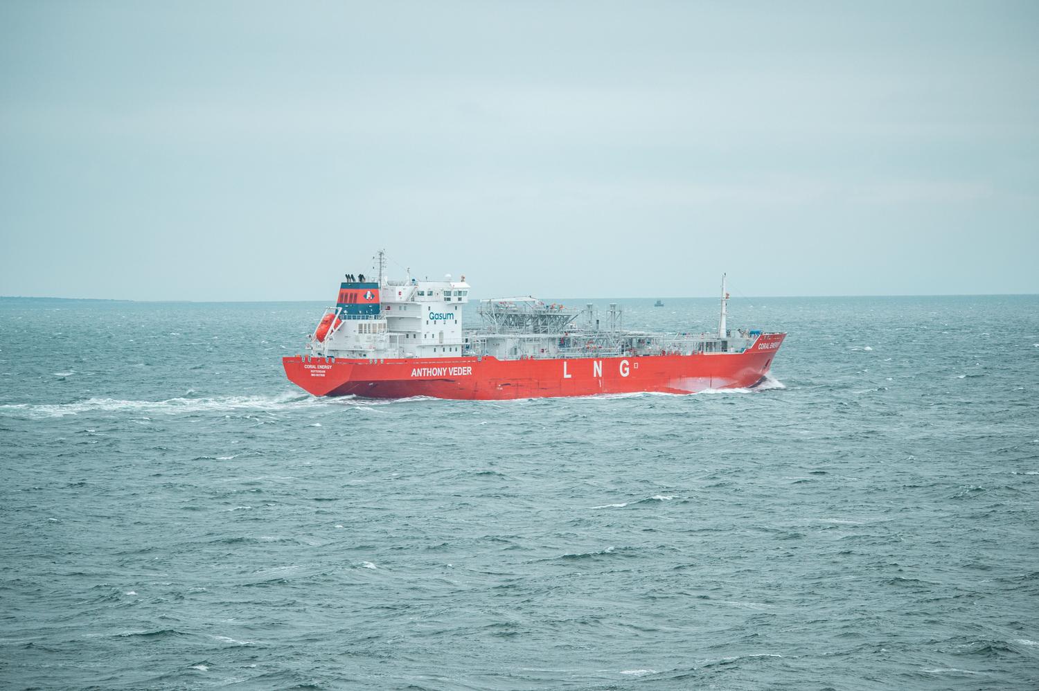 Buque metanero de GNL navegando por aguas abiertas, representando el transporte marítimo de energía líquida Buque metanero de GNL navegando por aguas abiertas, representando el transporte marítimo de energía líquida